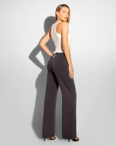 Model is posing in Swuity Medium Rise Relaxed Wide Leg Pant - Graphite side view